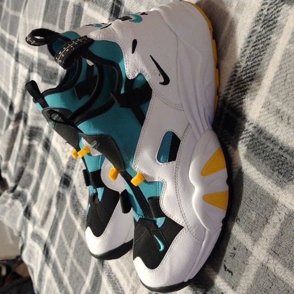 Nike Air Scream LWP Turquoise Gold like new size 9.5 comes with new strings - Picture 2 of 3